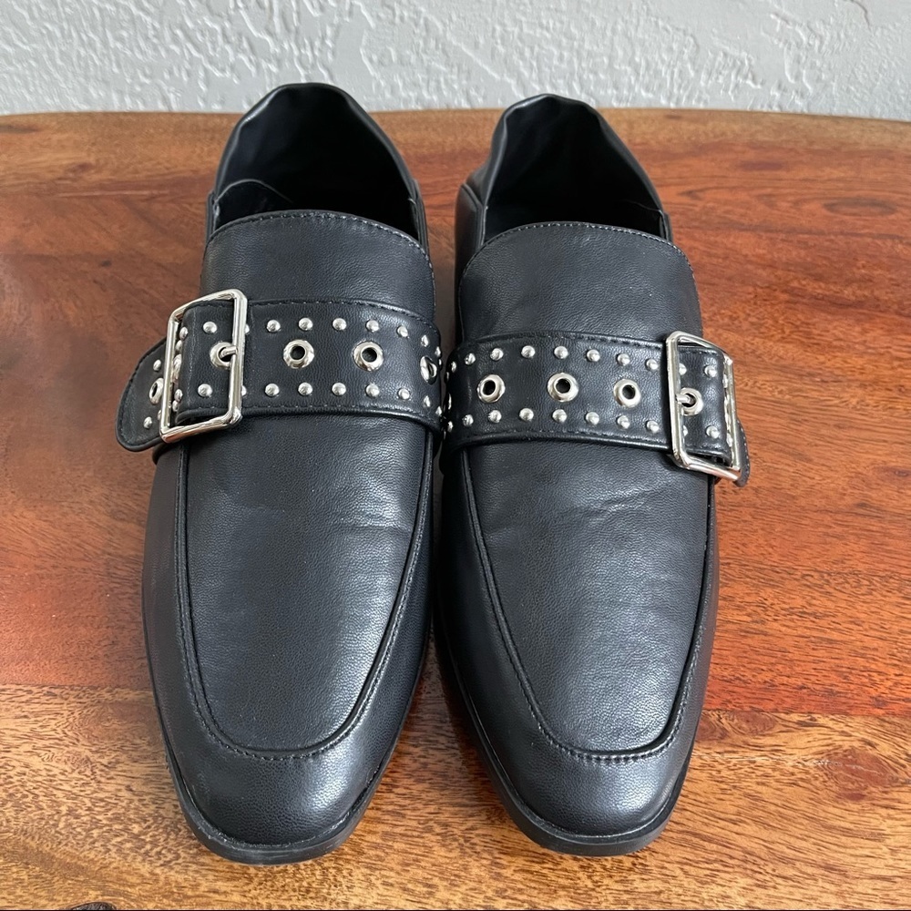 Vintage Havana Slip-On/ Loafer in Black with Silver Handwear Size: 8